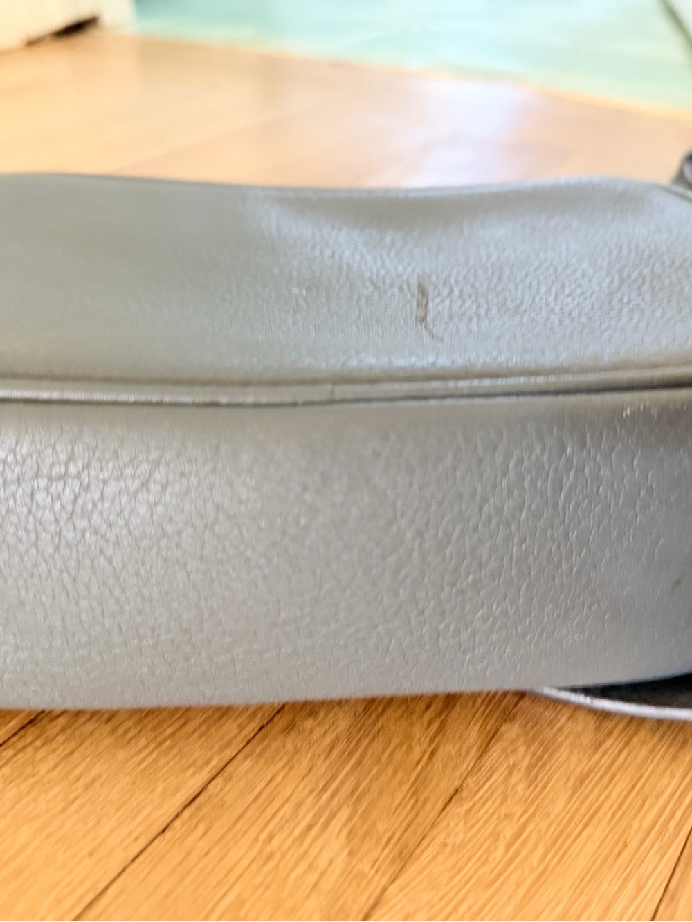 Gucci GG Leather Soho Disco Pebbled Crossbody Leather Bag in Gray 🩶 - Picture 4 of 6